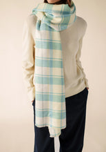 Charger l'image dans la galerie, St-James - Foulard - Doux Relief - 4271 -
